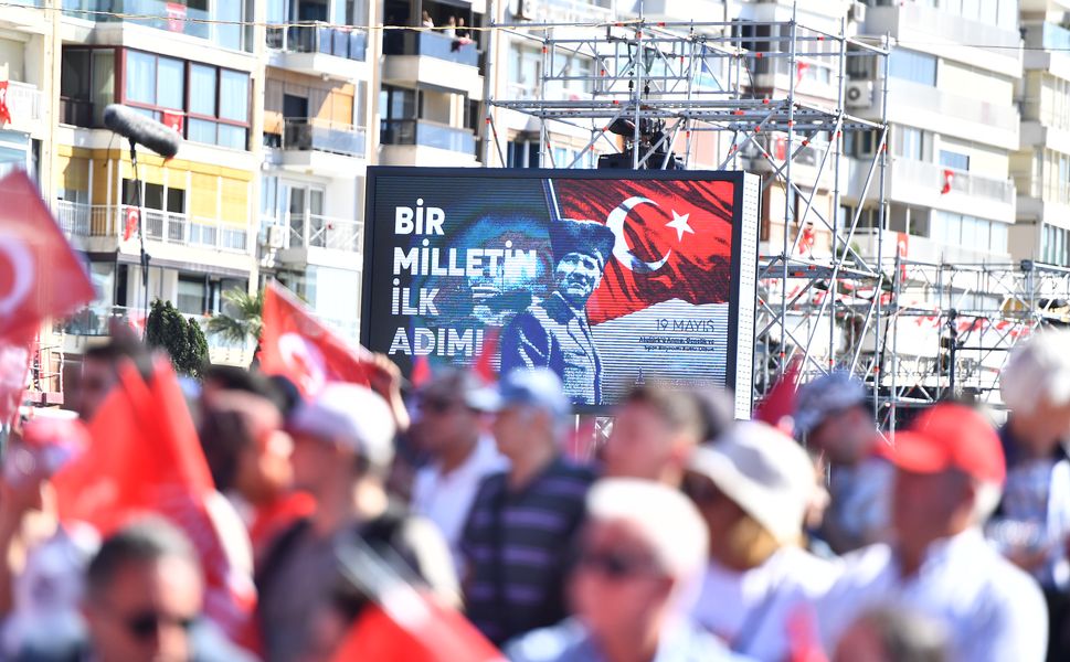 Özgür Özel, 19 Mayıs’ta İzmir’de coşkuyla karşılandı: 1881 Atatürk Vapuru'yla Gündoğdu’ya geldi