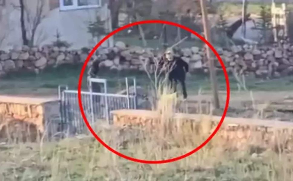 Başına çuval geçirdiği eşeği döverek öldürdü, hayvanseverler tepkili!