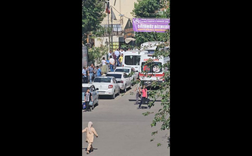 Belediye binasında tartıştığı amcasını silahla vurdu