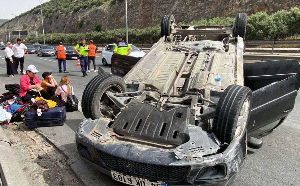 Beton bariyere çarparak takla atan aracın ters dönmesiyle 3 kişi yaralandı
