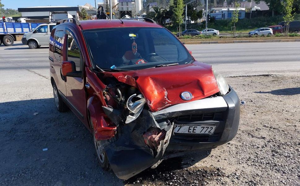 Cenazeye giderken kaza yapan araçta 1 kişi yaralandı