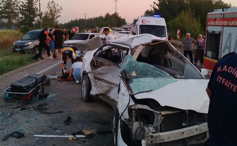 Dört aracın karıştığı kazada can pazarı yaşandı: Ölü ve yaralılar var!