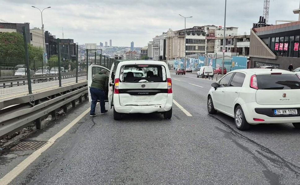 Düğün konvoyunda meydana gelen zincirleme kazada 3 kişi yaralandı