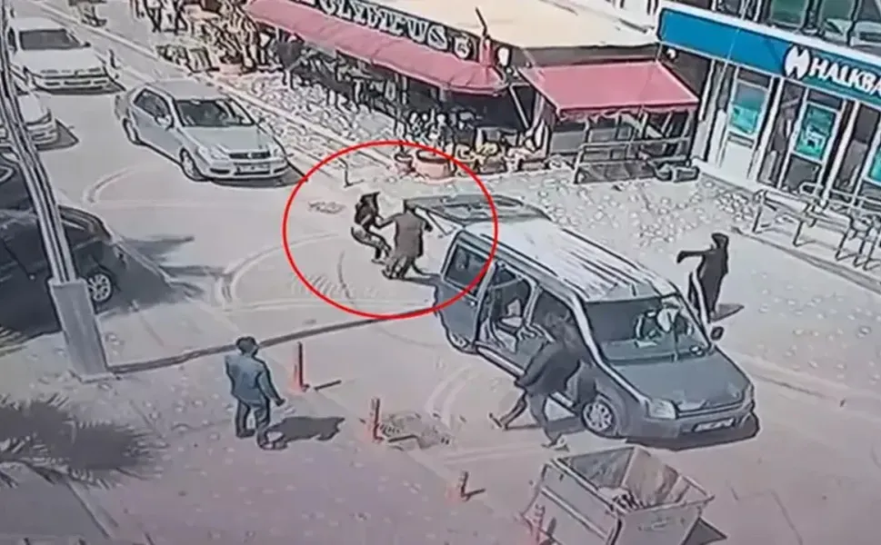 Eski eş dehşeti kameralarda! Genç kadını sokak ortasında kaçırmaya çalıştılar