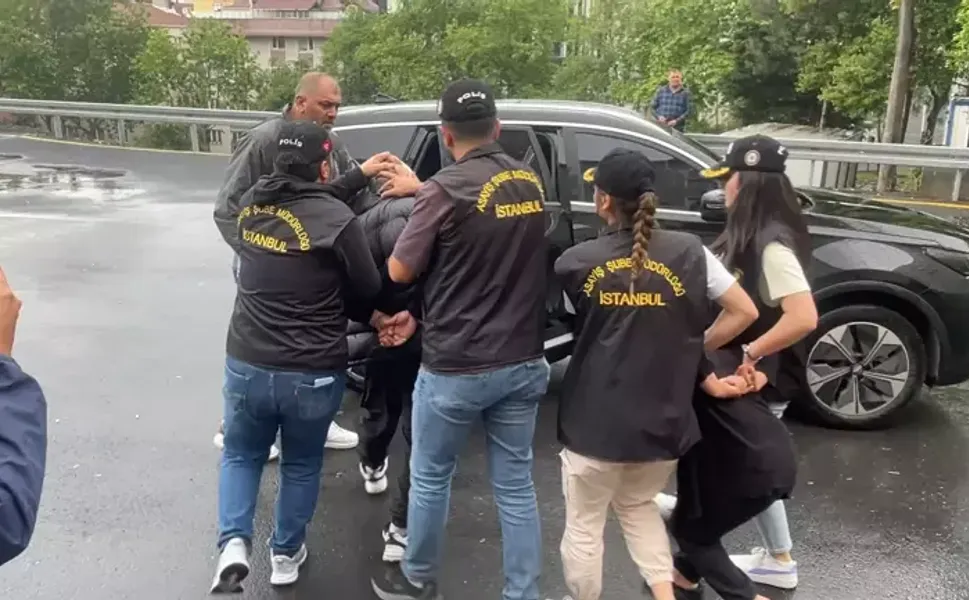 Eski eşiyle görüştüğünü öğrendiği kişiyi bıçaklayarak öldürdü