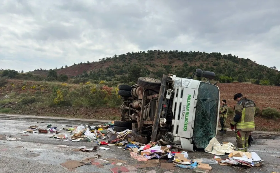 Feci kaza! Belediyenin çöp kamyonu devrildi: 1 ölü, 1 yaralı