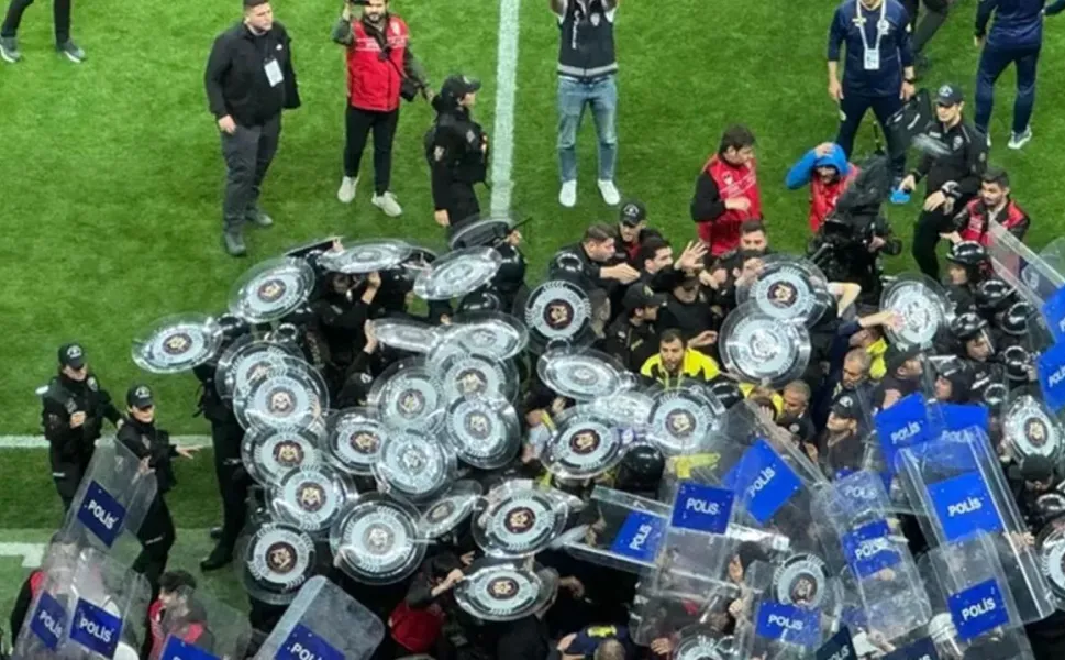 Fenerbahçeli 2 futbolcu hakkında zorla getirme kararı