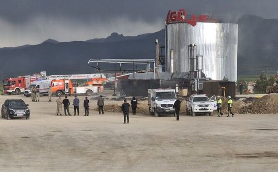Gaz sıkışması faciaya yol açtı! Asfalt tesisinde patlama: 1 ölü, 1 ağır yaralı