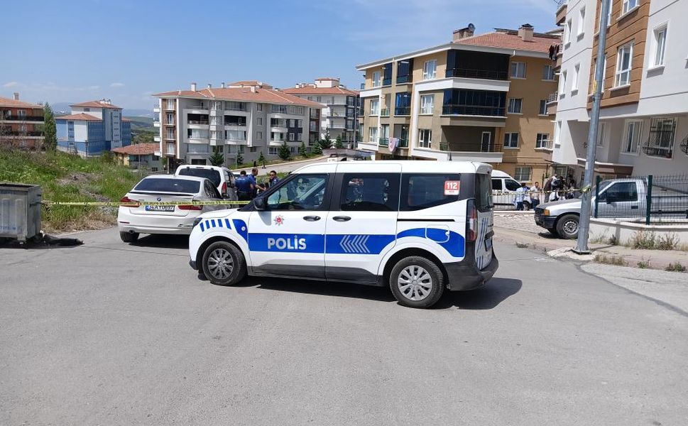 Genç kız evinde başından vurulmuş halde bulundu: İntihar mı, kaza mı?
