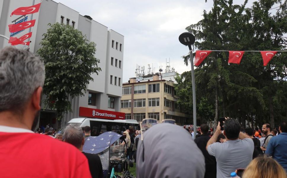 Gösteri gibi izlediler: Vatandaşlar olayı cep telefonlarıyla kayda aldı!