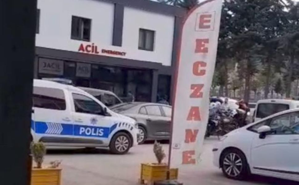 Hastanede dehşet anları: Doktorun oğlu boğazına bıçak dayadı!
