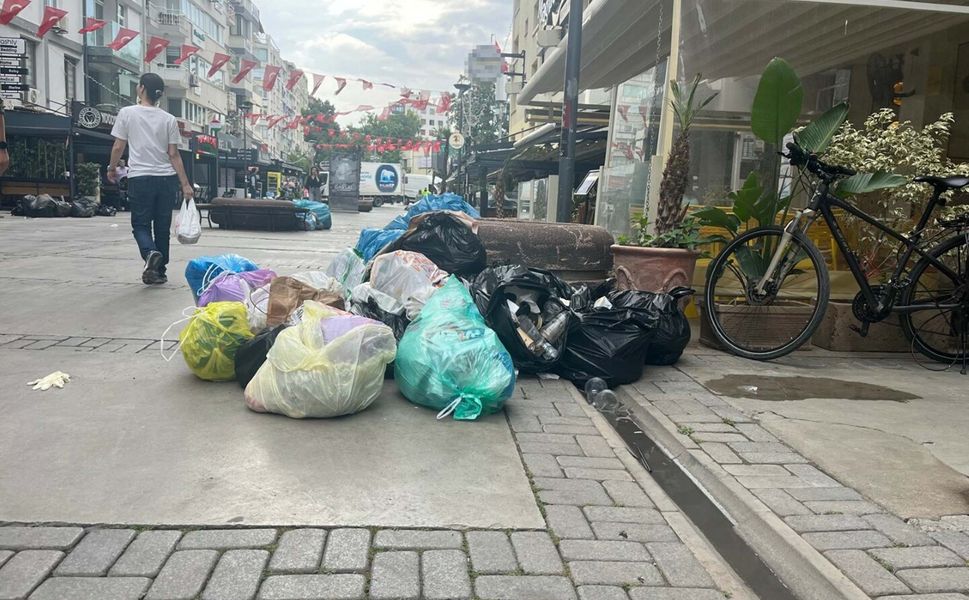 3. günde İzmir'den grev manzaraları: Çöpler birikmeye başladı