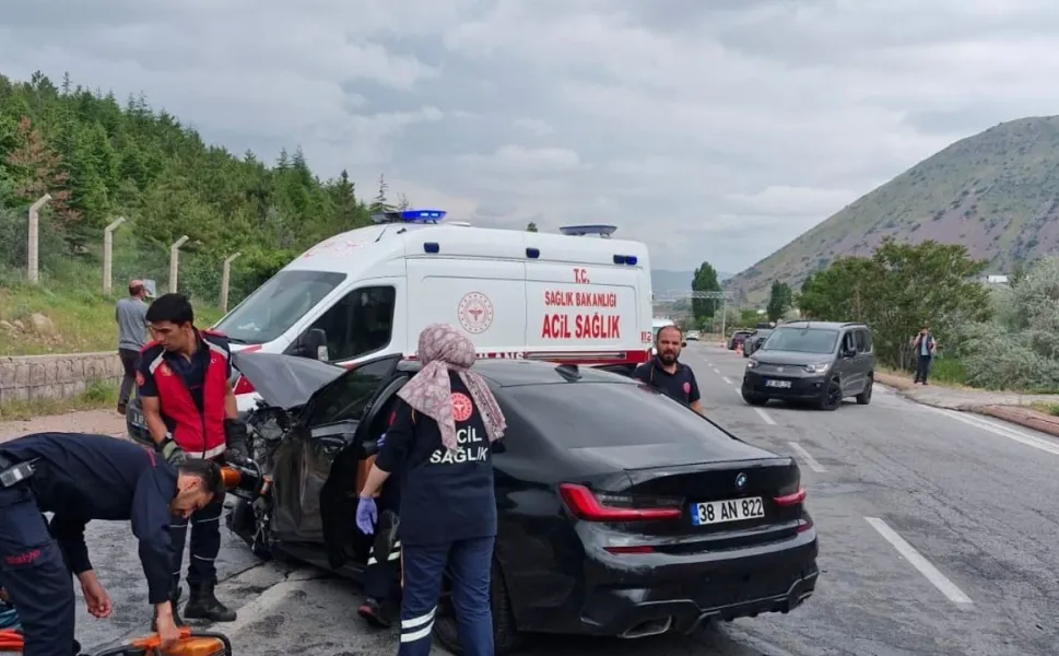 İki otomobil çarpıştı: Ölü ve yaralılar var!