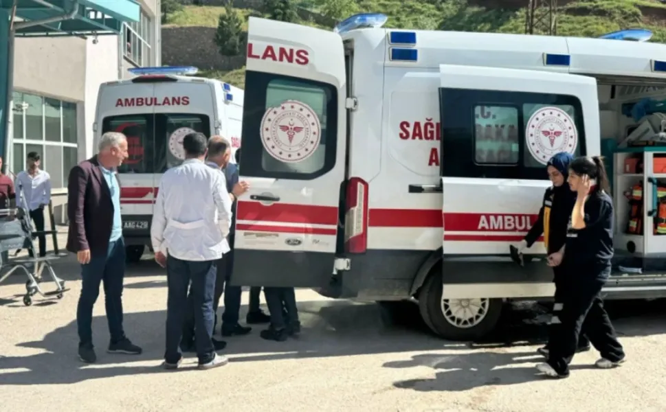 İlçe merkezine öğrenci taşıyan servis takla attı: 13 öğrenci yaralandı