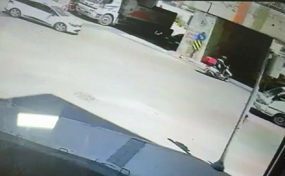 İzmir'de feci kaza: Kamyonun altında kalan motosiklet sürücüsü hayatını kaybetti