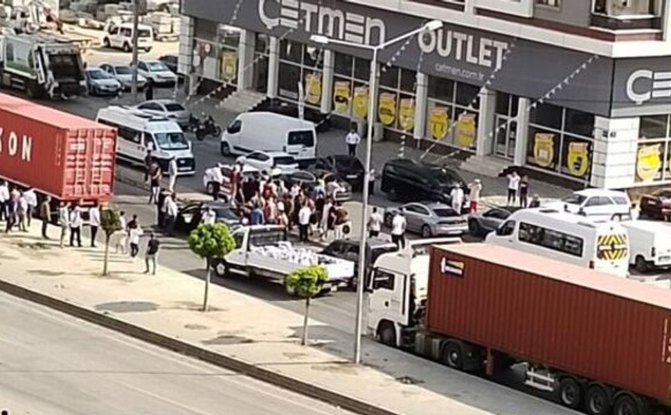 İzmir'de kanlı pusu: Seyir halindeki araca silahlı saldırı. 3 ölü 1 yaralı!