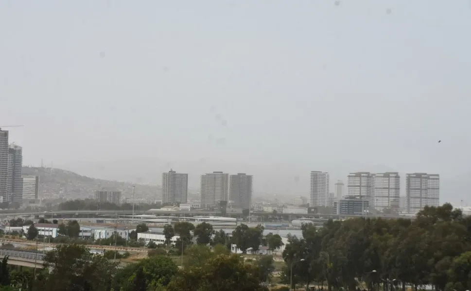 İzmir'de toz taşınımı: Hava kalitesi düştü, görüş mesafesi azaldı!