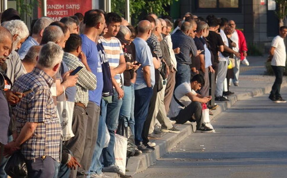 İzmir’de ulaşım durdu: 23 bin belediye işçisi greve gitti, duraklarda yoğunluk yaşanıyor!