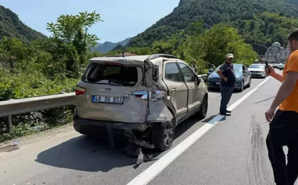 Kamyonetin cipe arkadan çarpmasıyla 2 kişi yaralandı