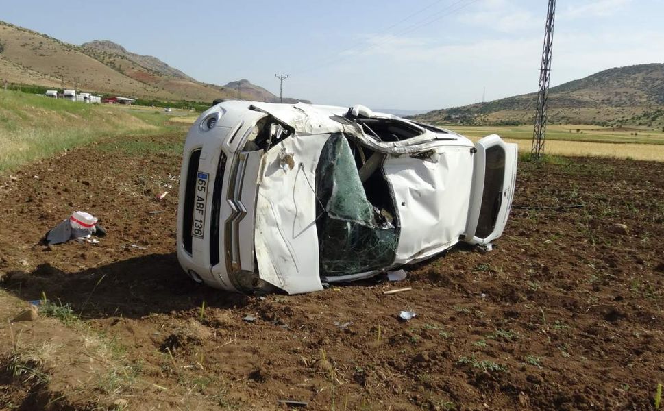 Kamyonetin takla atmasıyla 1 kişi hayatını kaybetti, 2 kişi yaralandı