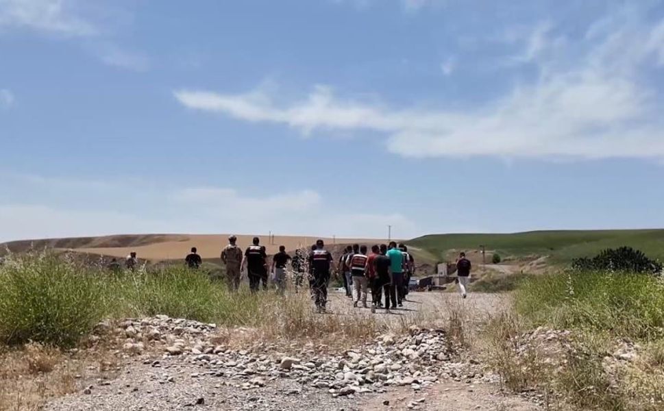 Alacak-verecek meselesİ kan donduran cinayete dönüştü: Baba ve oğul infaz edilip araçta yakıldı