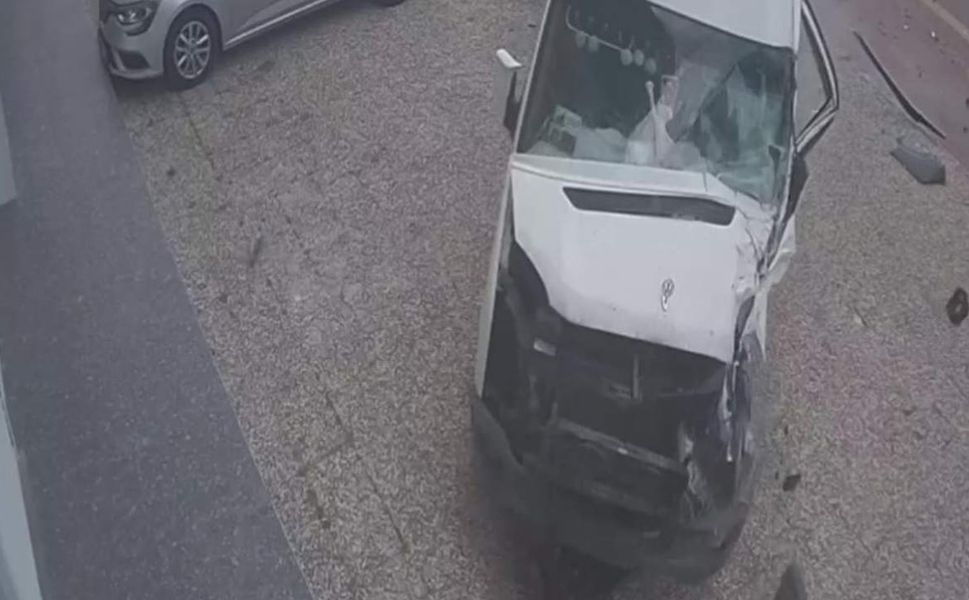 Kaza sonrası servis aracı iş yerine daldı