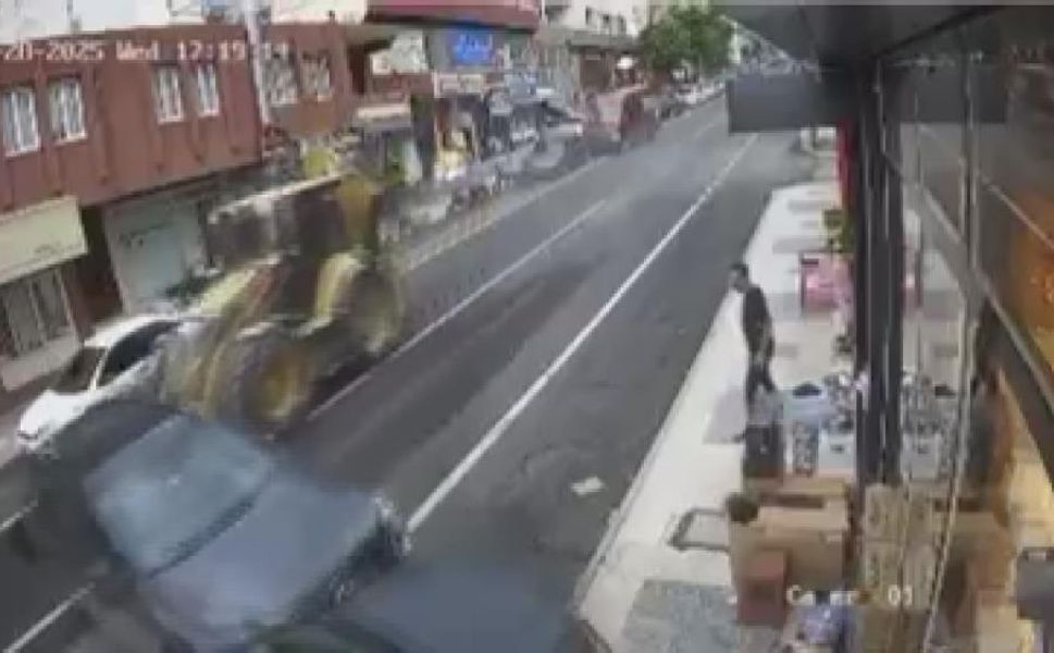 Kazanın görüntüleri anbean kamerada! Frenleri boşalan kepçe 4 aracı biçti