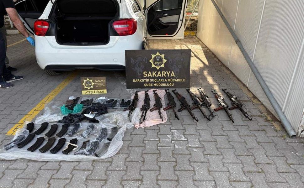 Kiralık araçta cephanelik gibi silah ve mühimmat ele geçirildi: Polis memuru gözaltında!