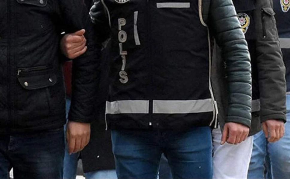 Kırmızı bültenli zanlı İzmir'de yakalandı