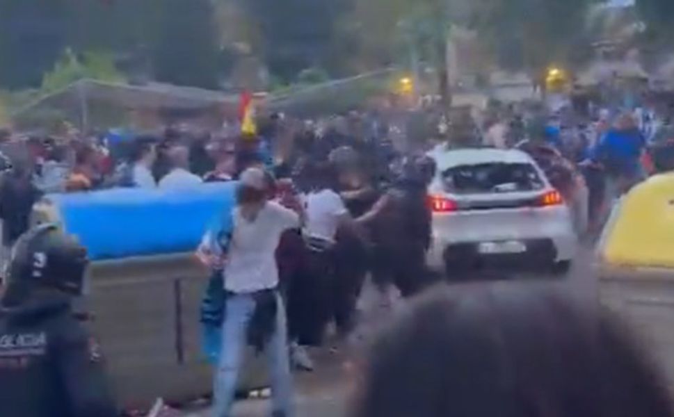 Maç öncesi korku dolu anlar: Sürücü taraftarların arasına daldı, yaralılar var!