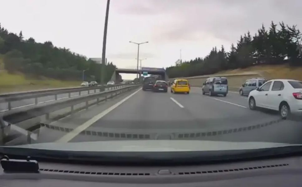 Makas hamlesi felakete yol açtı: 4 araç birbirine girdi