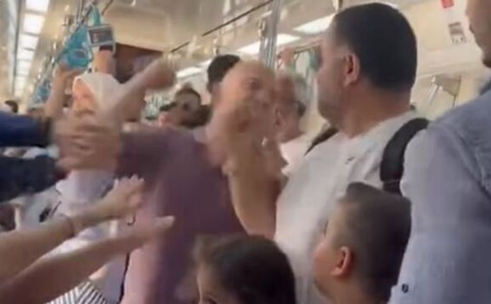 Marmaray’da korku dolu anlar: Çocukların gözleri önünde yumruklu kavga!