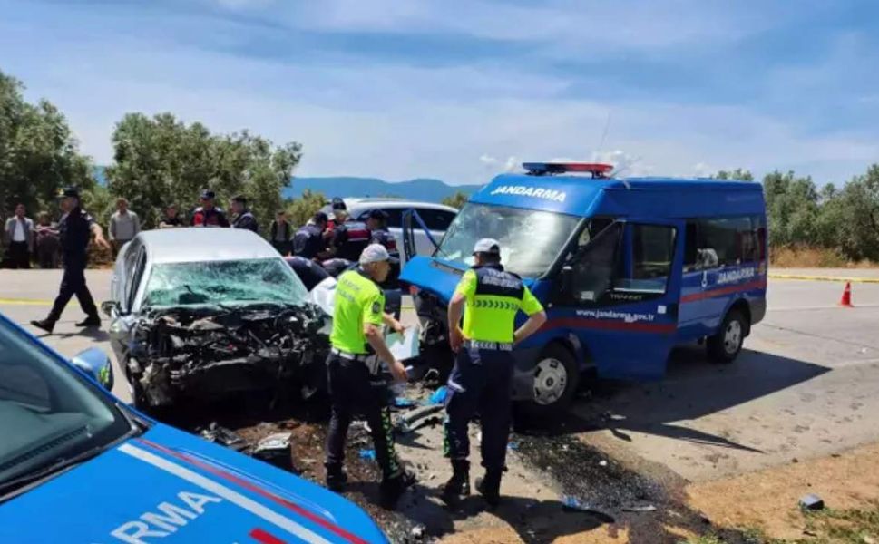 Otomobil ile jandarma minibüsünün çarpışmasıyla 1 kişi hayatını kaybetti