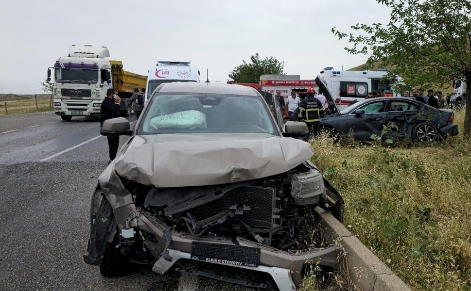 Otomobil ile kamyonet çarpıştı: 1 ölü, 3 yaralı