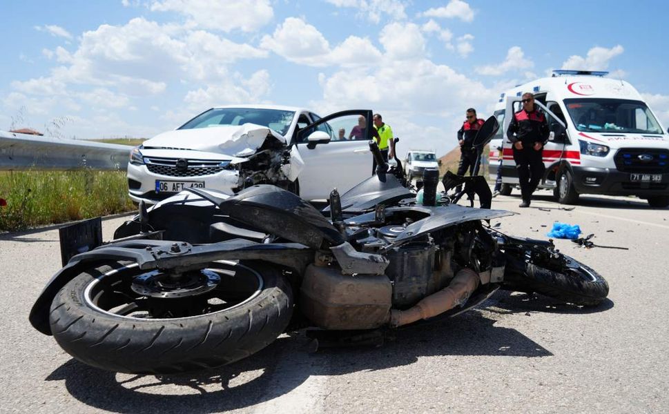 Otomobil ile motosikletin çarpıştığı kazada 1 kişi ağır yaralandı