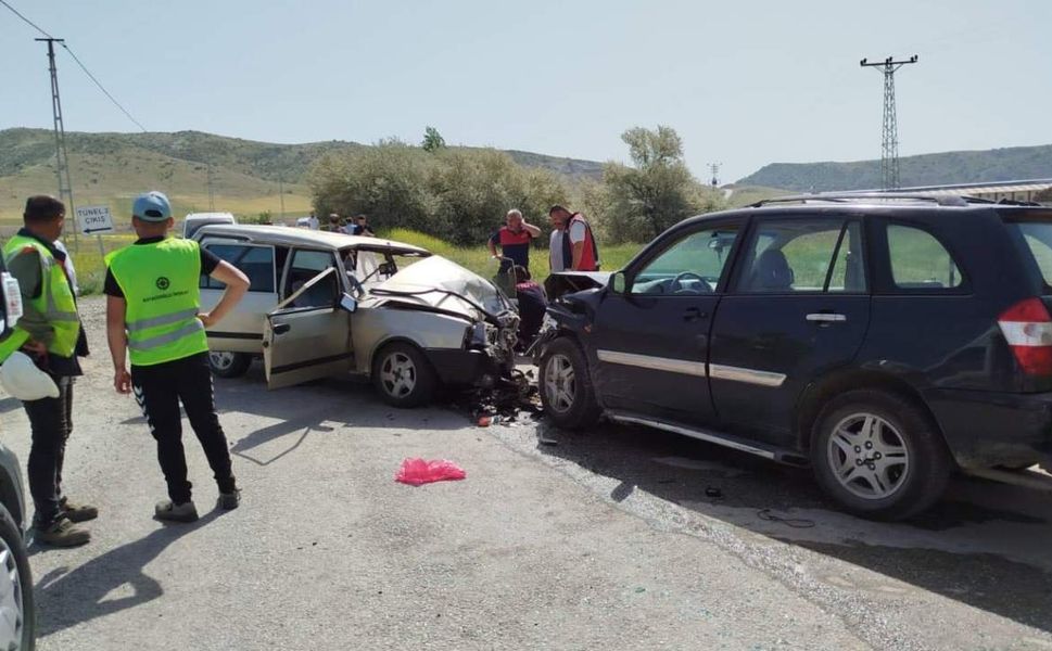 Otomobil ve cipin kafa kafaya çarpıştığı kazada 1'i ağır 6 kişi yaralandı
