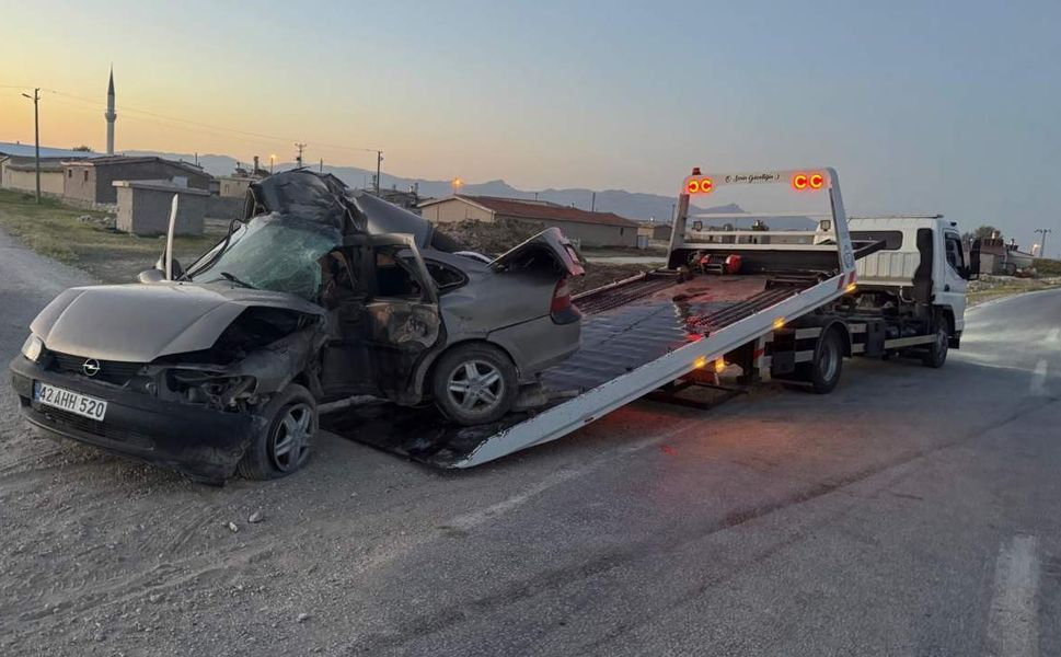 Otomobilin direğe çarpmasıyla sürücü hayatını kaybetti