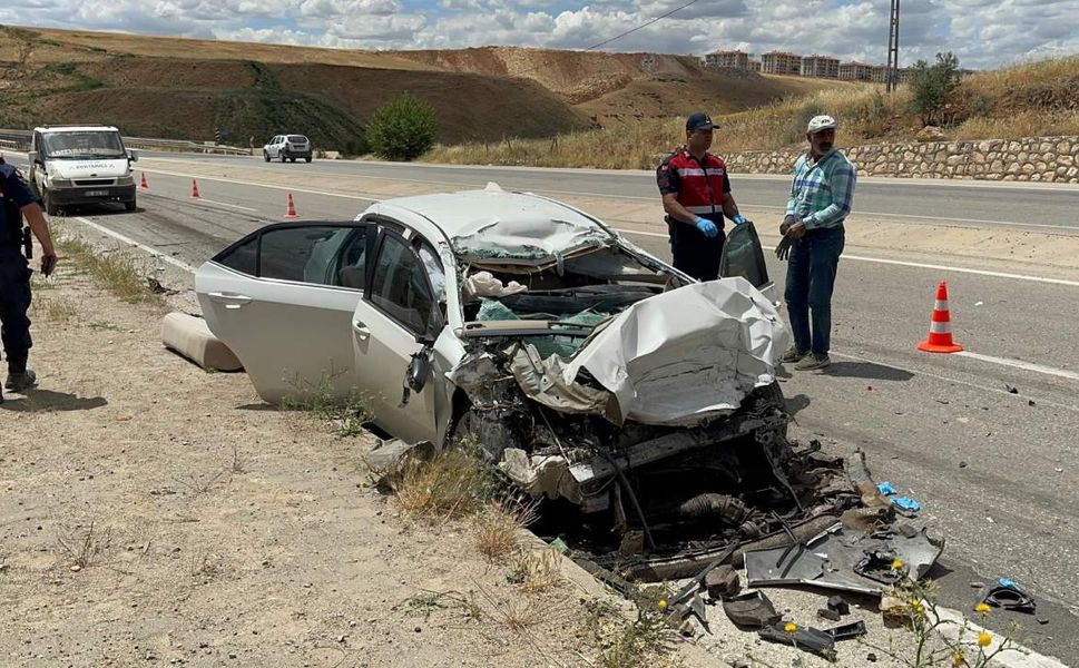 Otomobilin kamyona çarpmasıyla 1 kişi hayatını kaybetti