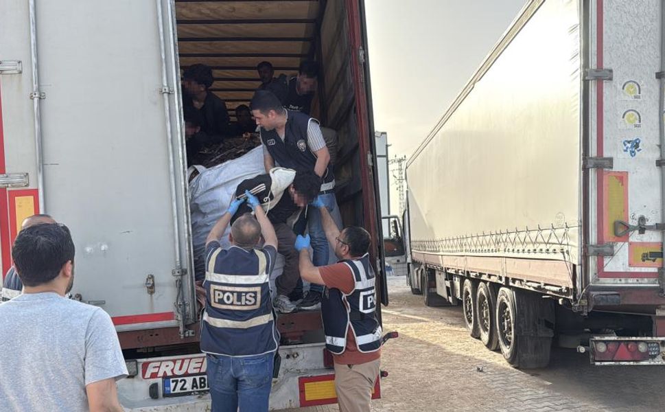 Polis kontrolünde skandal ortaya çıktı: Mühürleri kırılmış tırlarda 17 kaçak göçmen yakalandı!