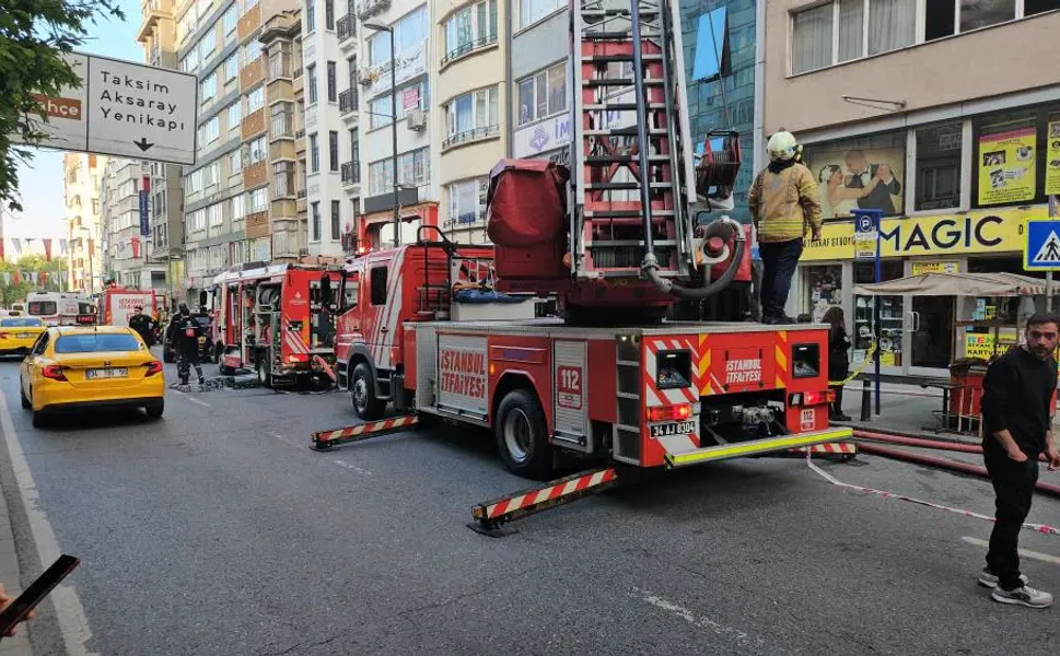 Restoranda korkutan yangın! Çevredeki binalara sıçradı