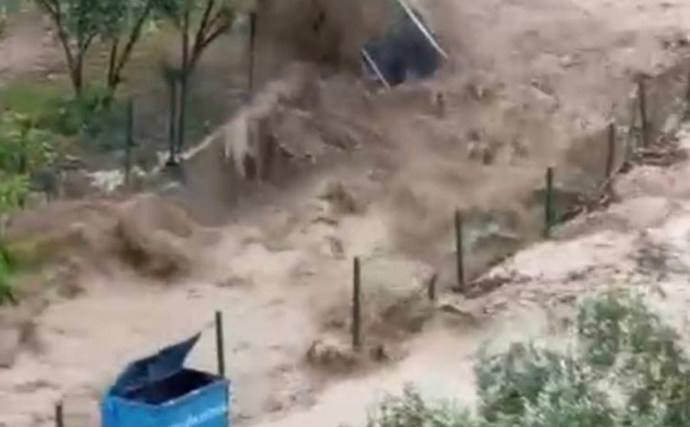 Sağanak kabusu: Sel sularına kapılan araçlar kullanılamaz hale geldi!