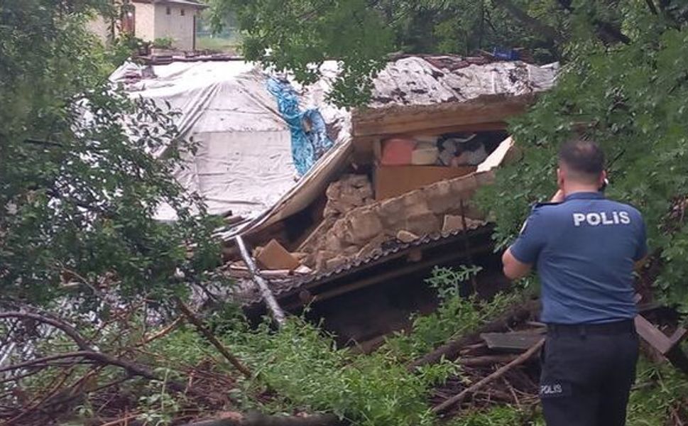 Sağanak yağış felaketi: Tek katlı ev çöktü, 3 kişi göçük altında kaldı!