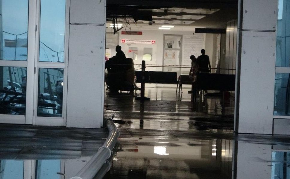 Sağanak yağış hayatı felç etti: Hastane tavanı çöktü, ev ve iş yerlerini su bastı!