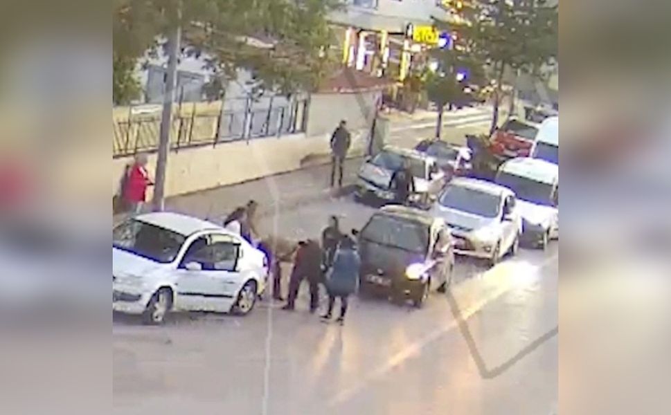 Saniyelerle yarıştılar: Minik bebeğin hayatını bekçiler kurtardı!