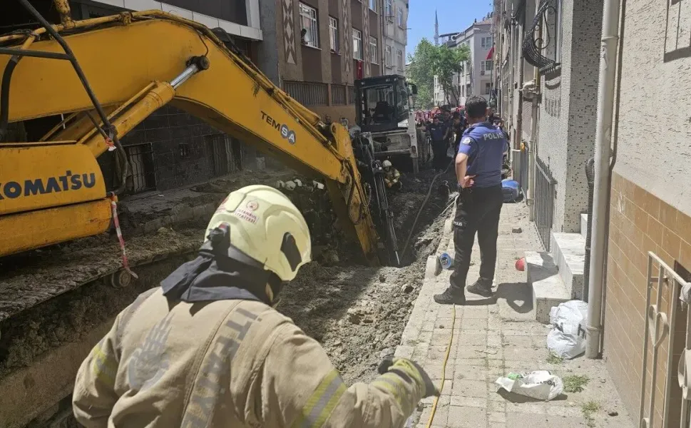SON DAKİKA | Bayrampaşa'da yol çöktü: 1 işçi göçük altında