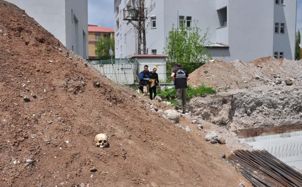 SON DAKİKA | Okul inşaatı temel kazısında kafatası ve kemikler bulundu