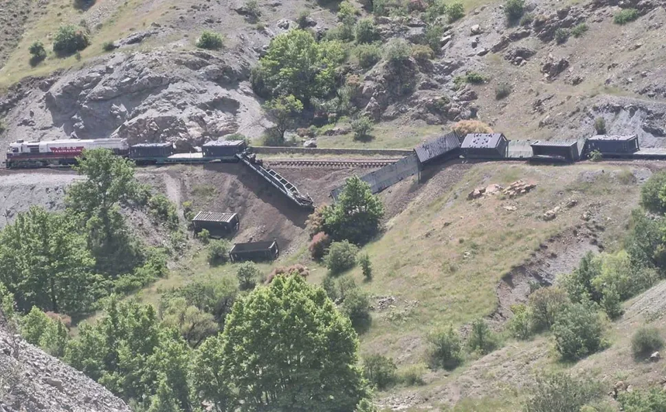 SON DAKİKA | Yük treni raydan çıktı