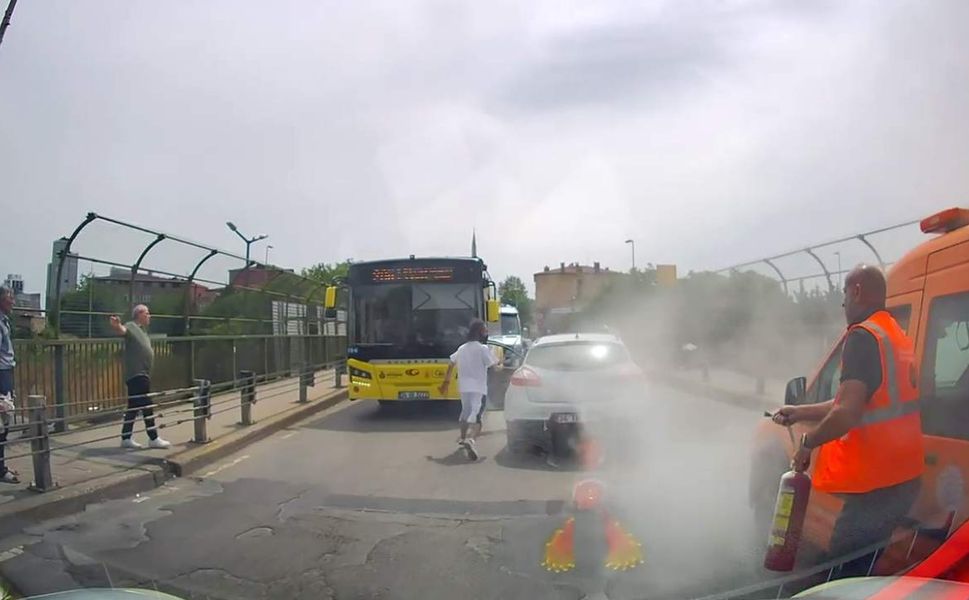 Trafikte tartıştığı bıçaklı saldırgana yangın tüpüyle müdahale etti