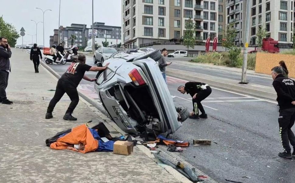 Üç aracın karıştığı kazada biri ağır, dört kişi yaralandı