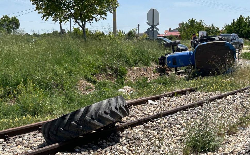 Yolcu treni ile traktörün çarpıştığı kazada bir kişi yaralandı